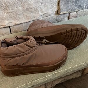 Size 6 women's Lululemon boot